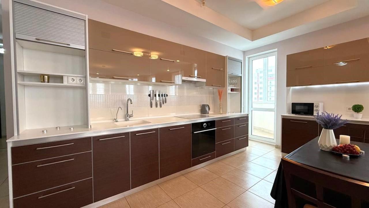 Bright House On 23 Serpnya Kharkiv Exterior photo